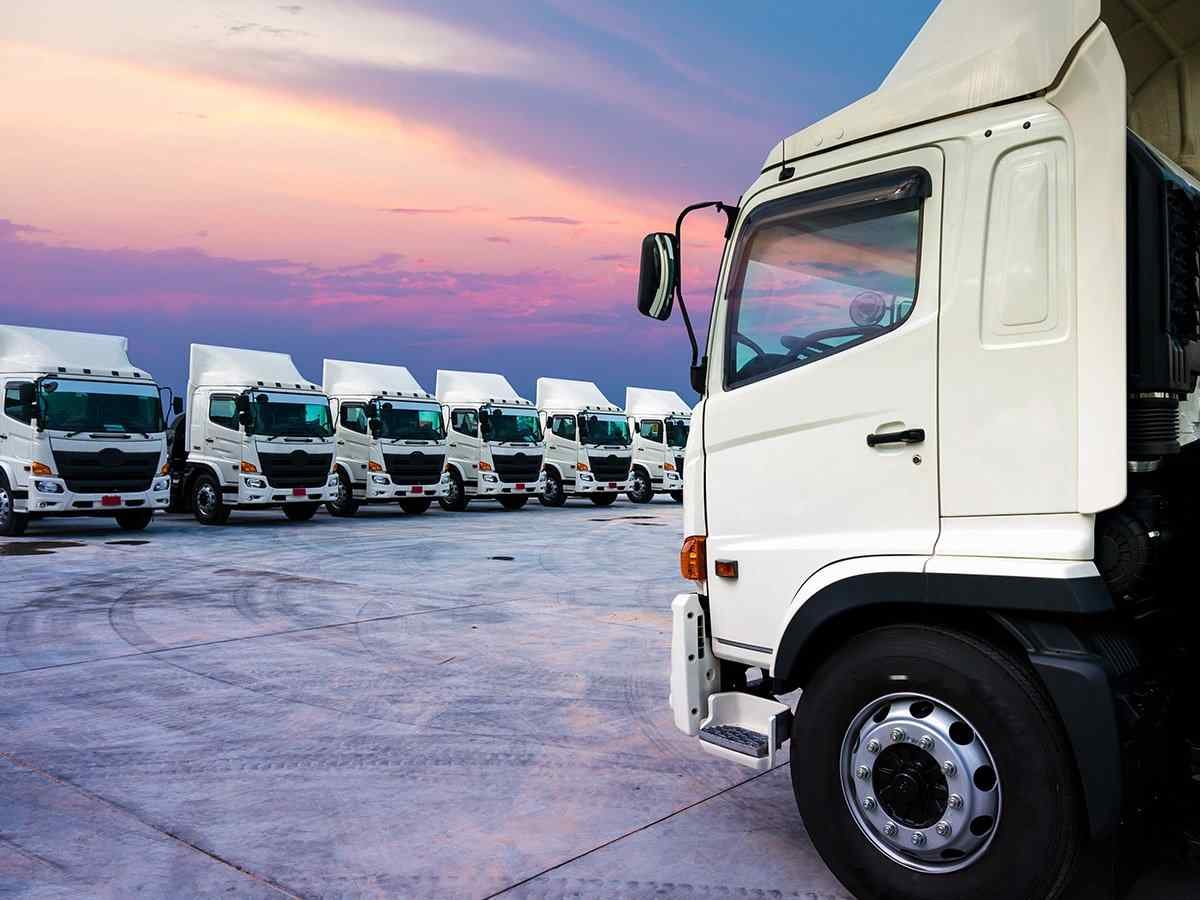 https://premium-global-logistics.com/wp-content/uploads/2017/08/inner_big_trucks_02.jpg